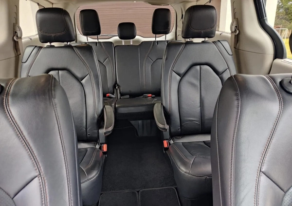 Chrysler Pacifica cena 114000 przebieg: 114000, rok produkcji 2019 z Lubin małe 172